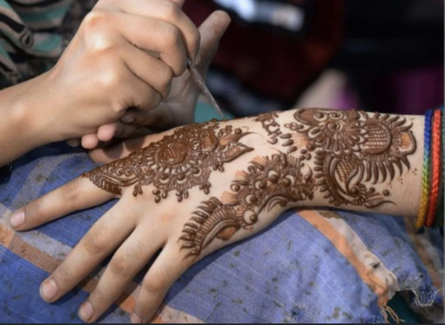 we-are-looking-for-an-expert-henna-artist-mehindi-to-join-immediately-for-ladies-salon-big-0